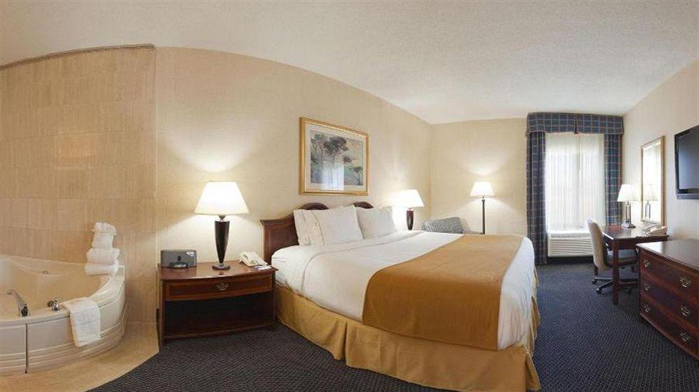 Holiday Inn Express & Suites Topeka West I-70 Wanamaker By Ihg Exterior photo