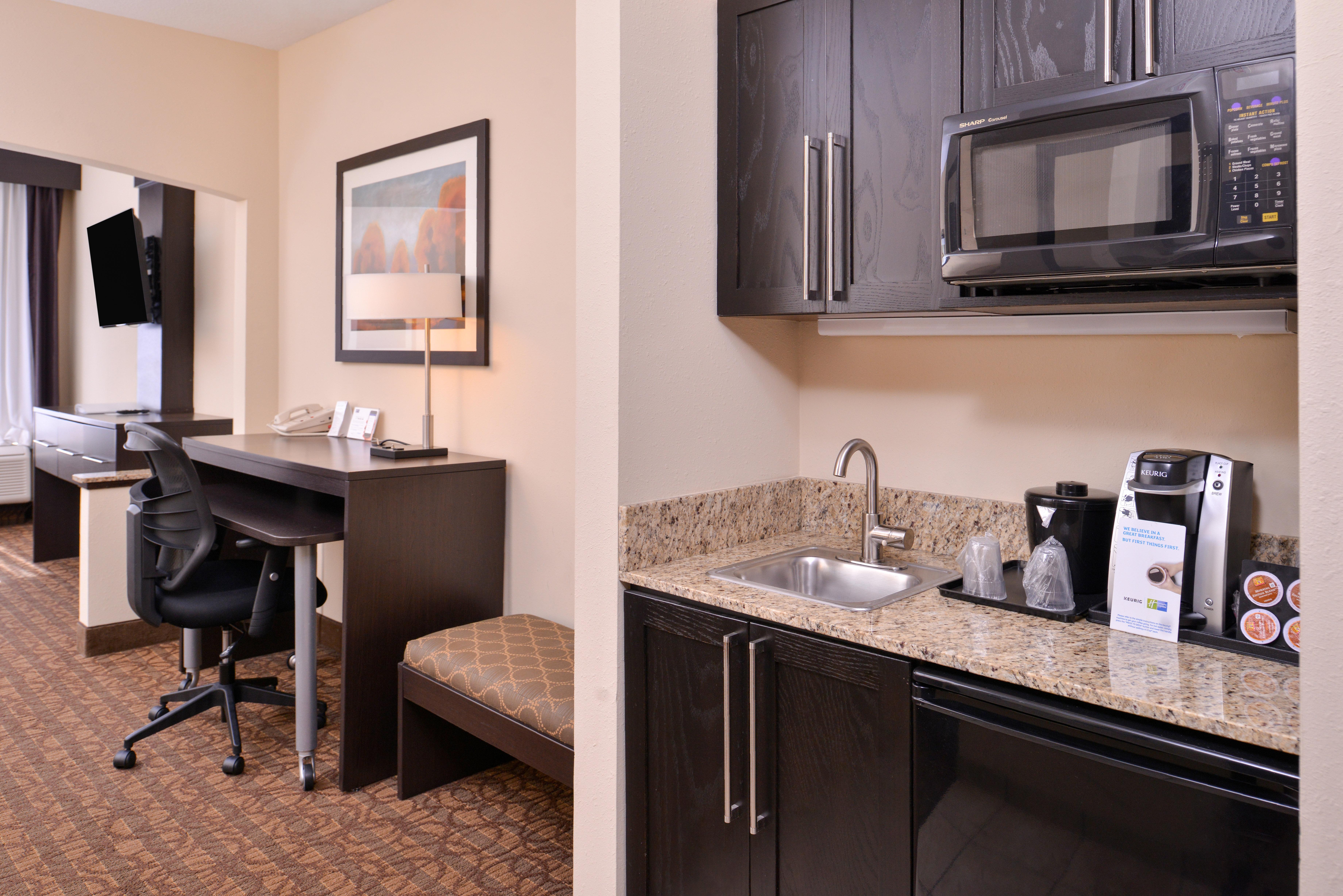 Holiday Inn Express & Suites Topeka West I-70 Wanamaker By Ihg Exterior photo