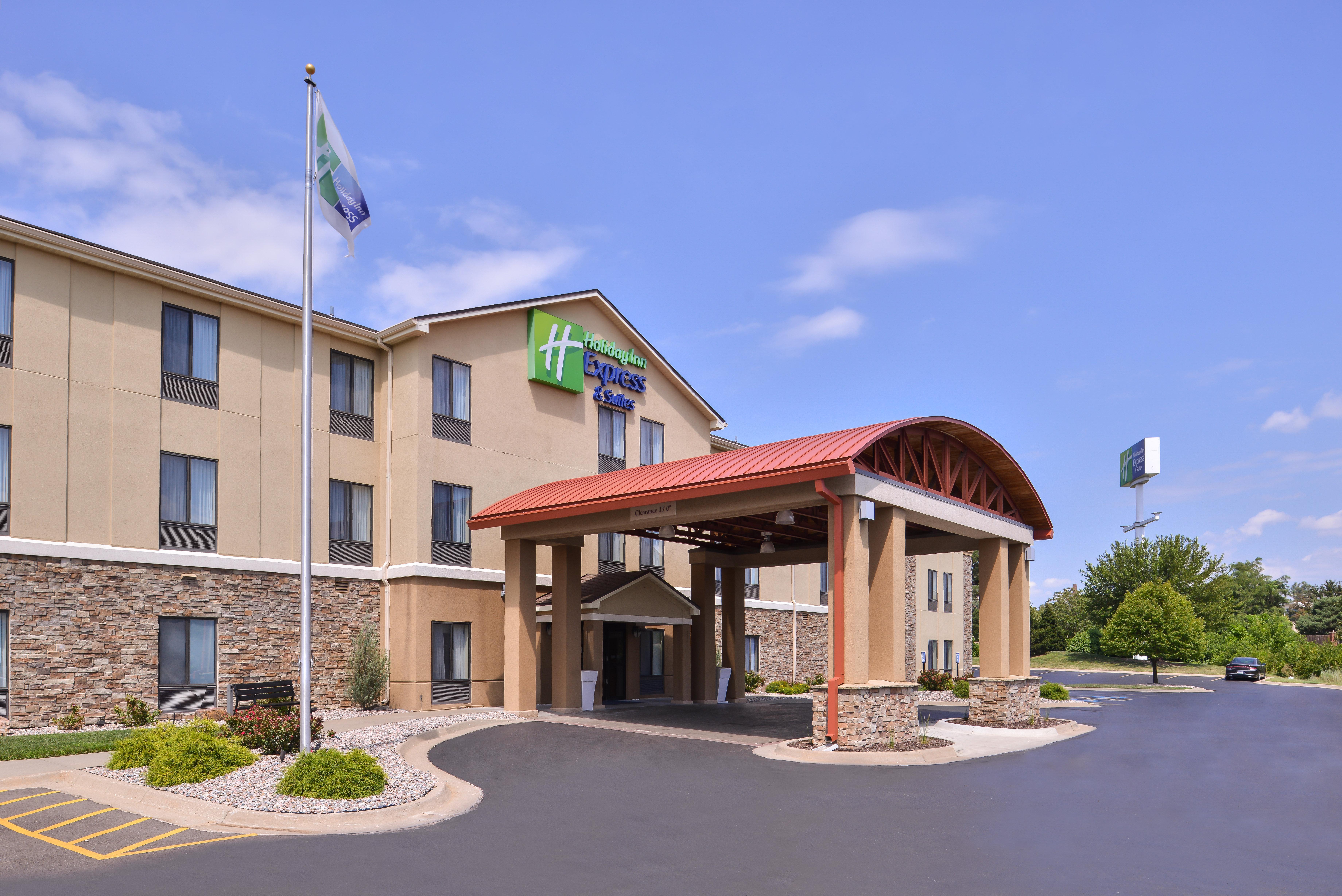 Holiday Inn Express & Suites Topeka West I-70 Wanamaker By Ihg Exterior photo