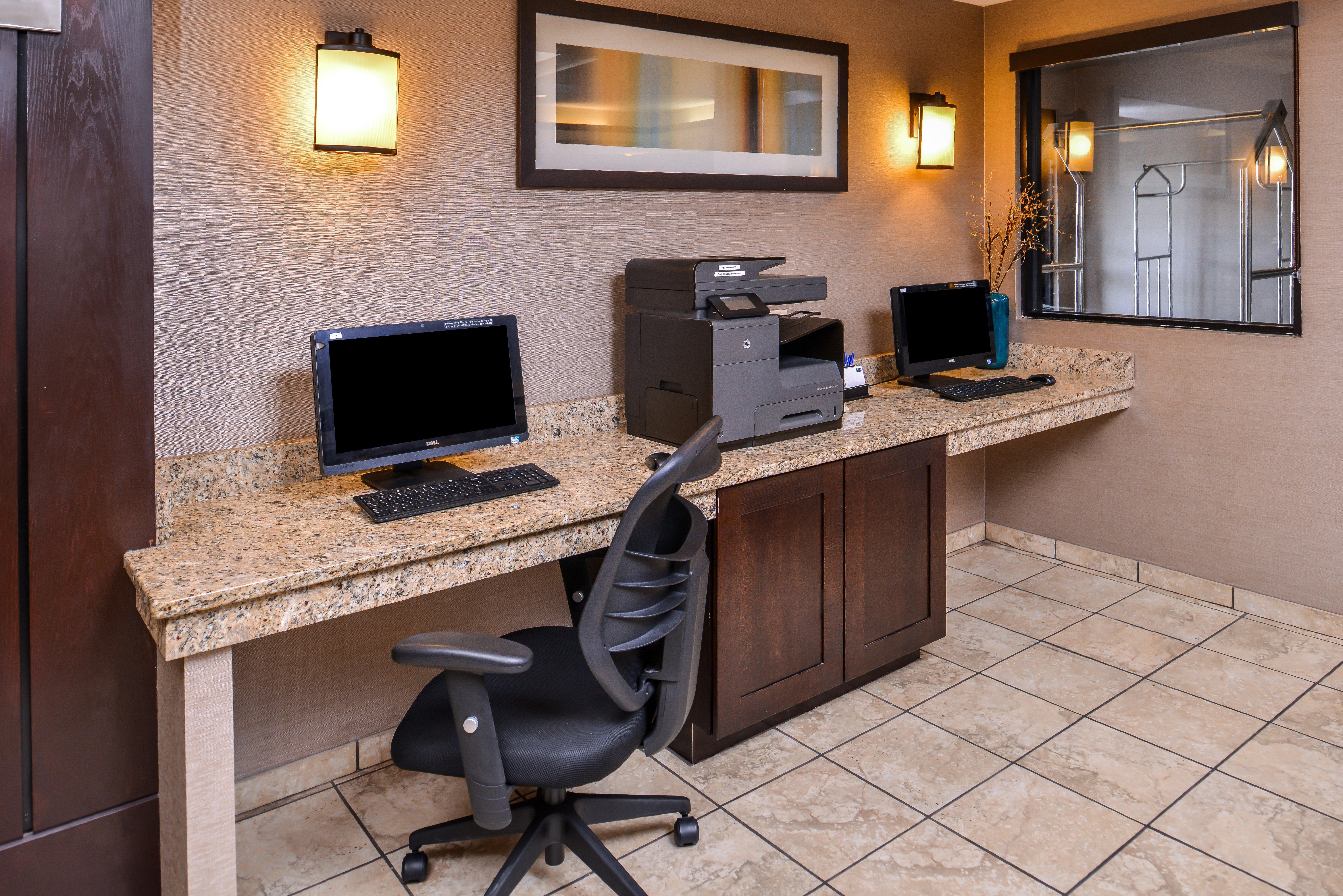 Holiday Inn Express & Suites Topeka West I-70 Wanamaker By Ihg Exterior photo