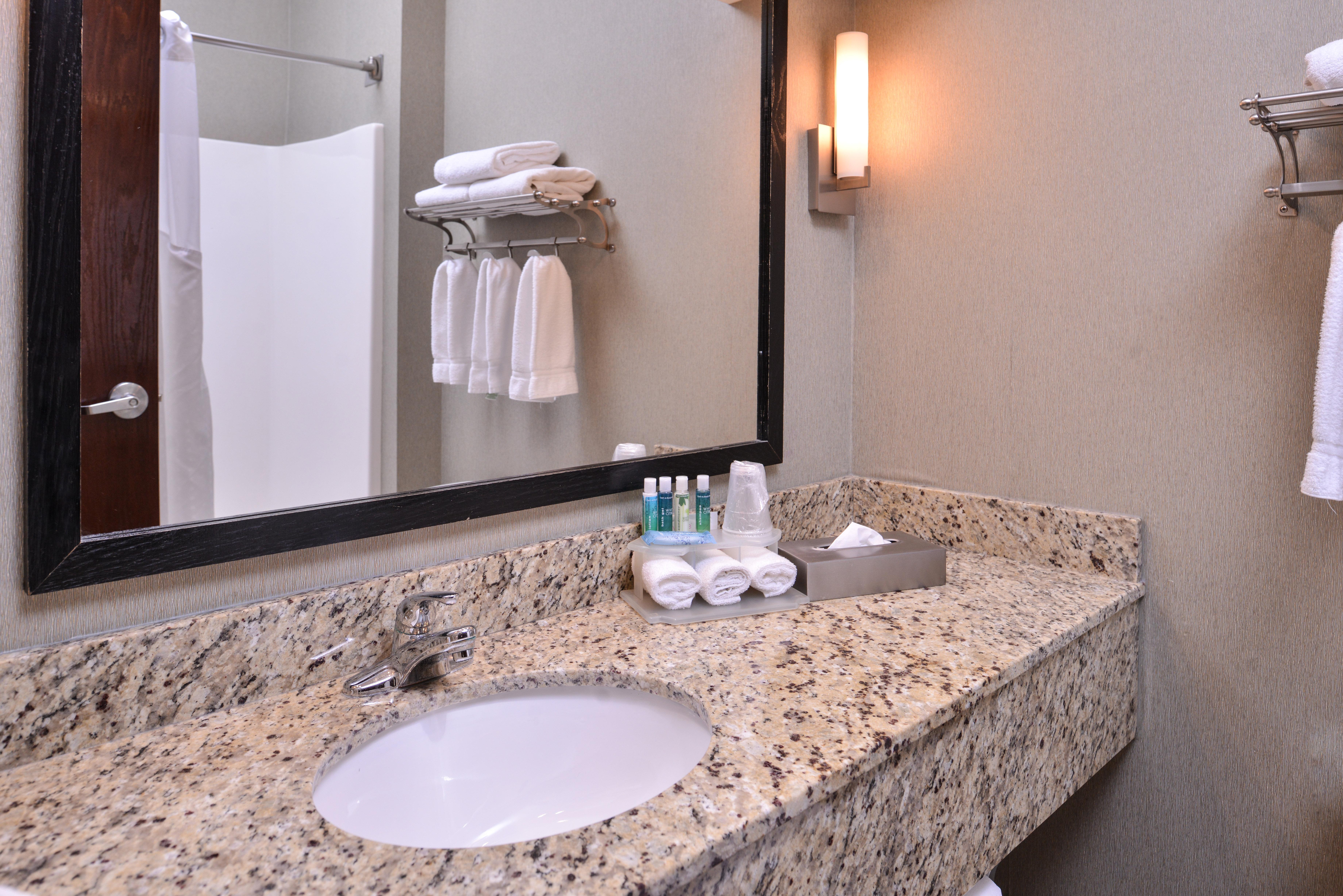 Holiday Inn Express & Suites Topeka West I-70 Wanamaker By Ihg Exterior photo