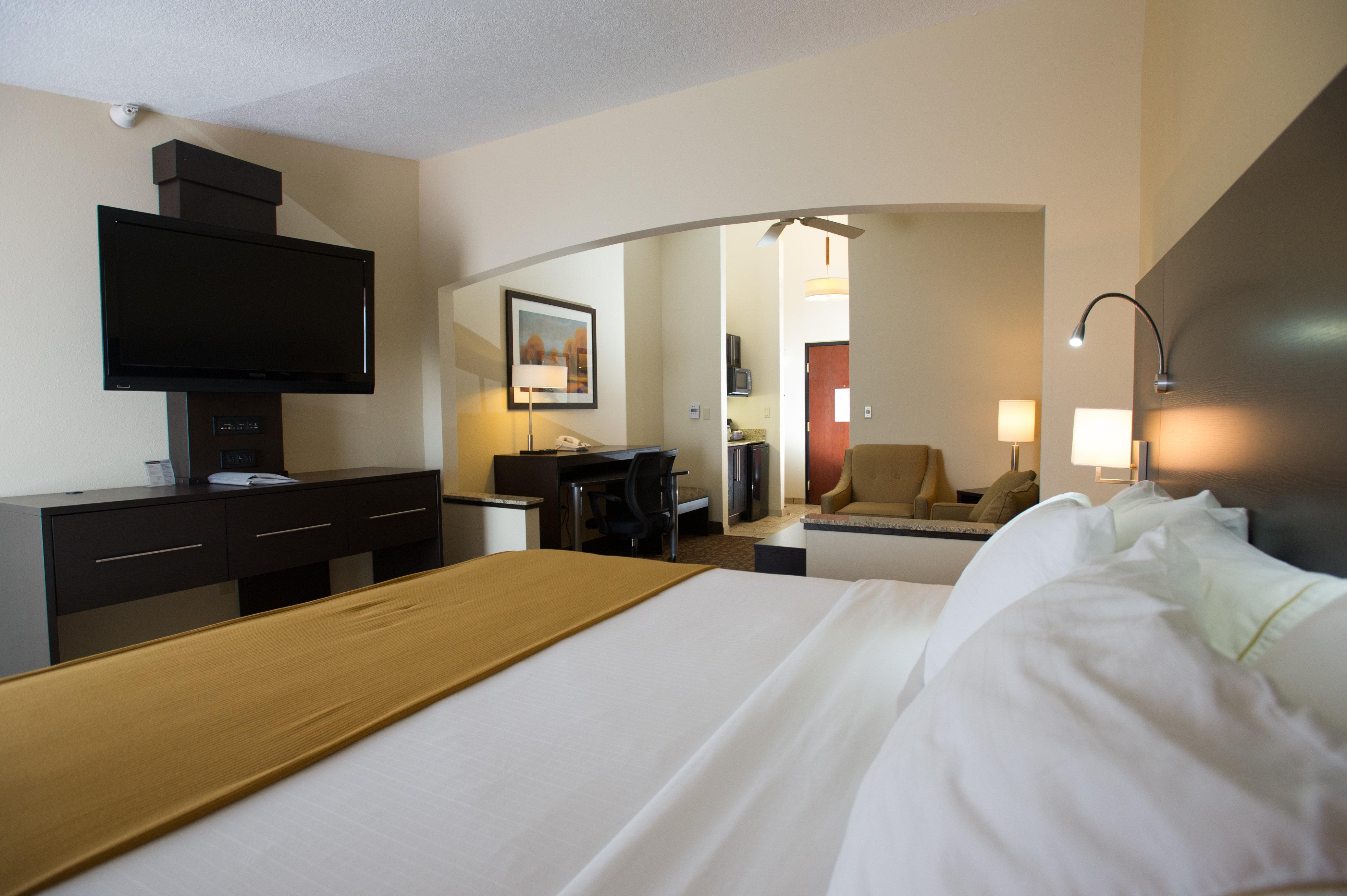 Holiday Inn Express & Suites Topeka West I-70 Wanamaker By Ihg Exterior photo