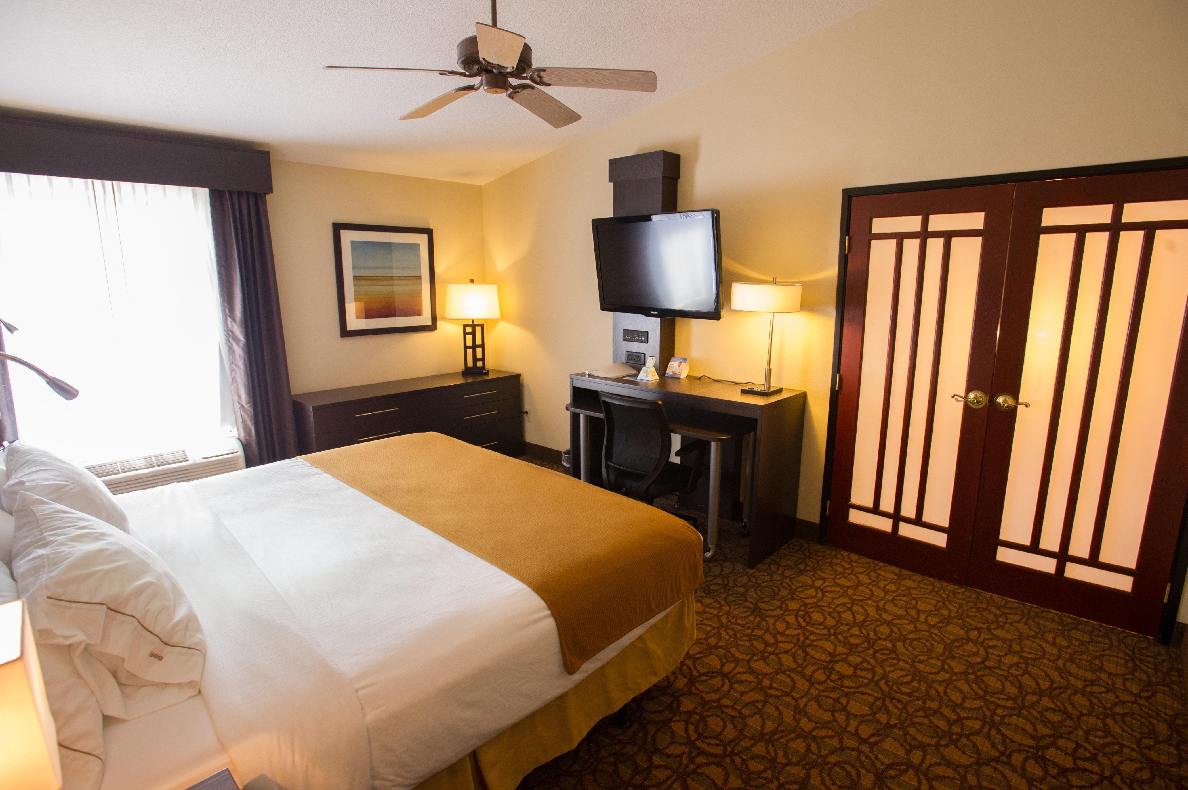Holiday Inn Express & Suites Topeka West I-70 Wanamaker By Ihg Exterior photo