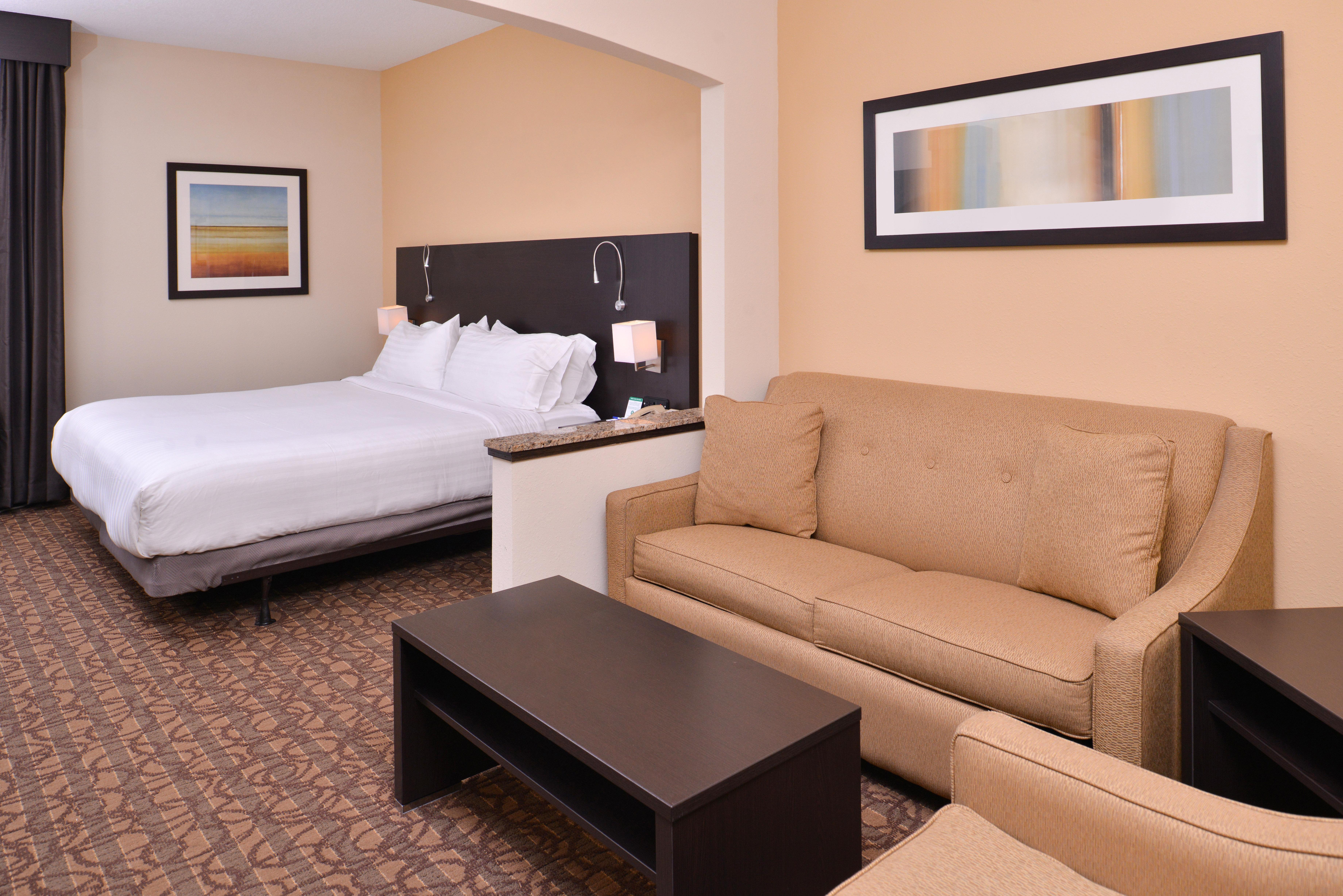 Holiday Inn Express & Suites Topeka West I-70 Wanamaker By Ihg Exterior photo