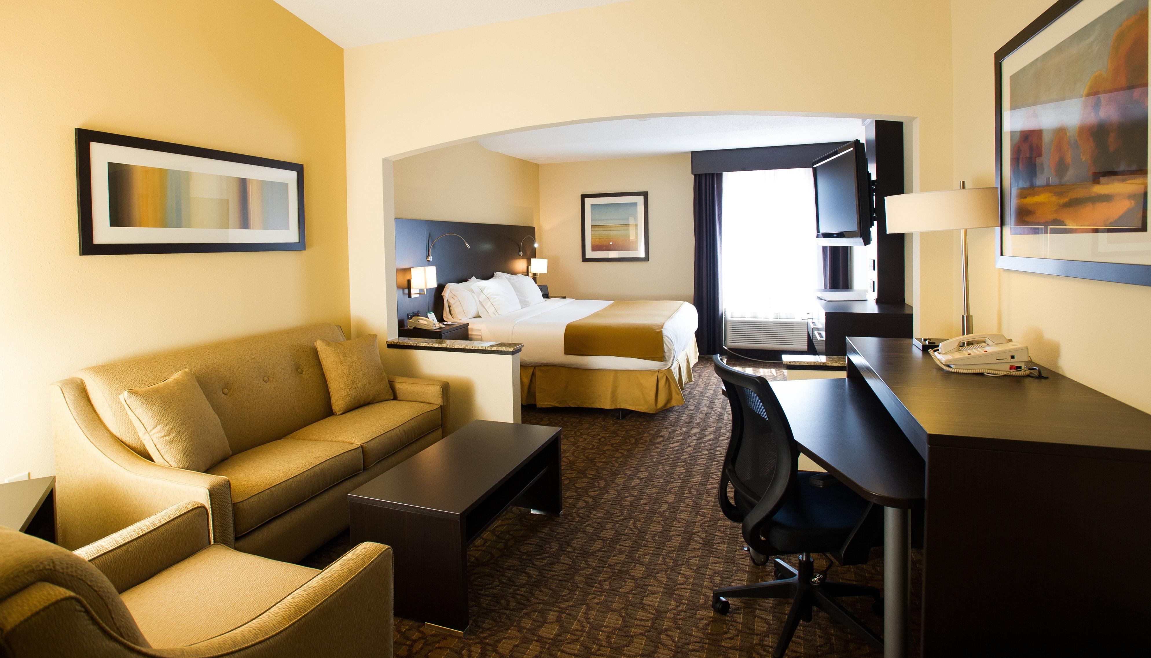 Holiday Inn Express & Suites Topeka West I-70 Wanamaker By Ihg Exterior photo