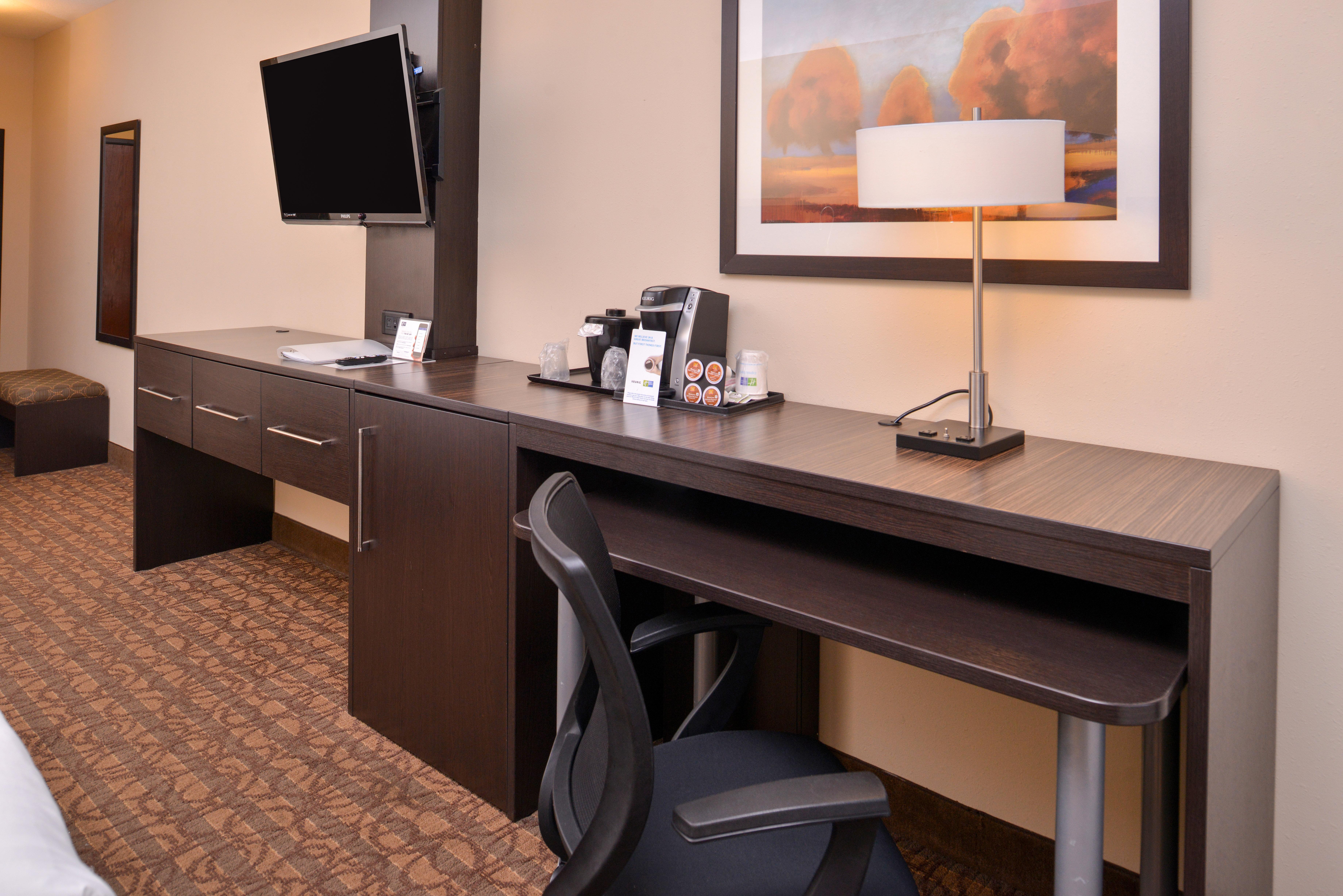 Holiday Inn Express & Suites Topeka West I-70 Wanamaker By Ihg Exterior photo