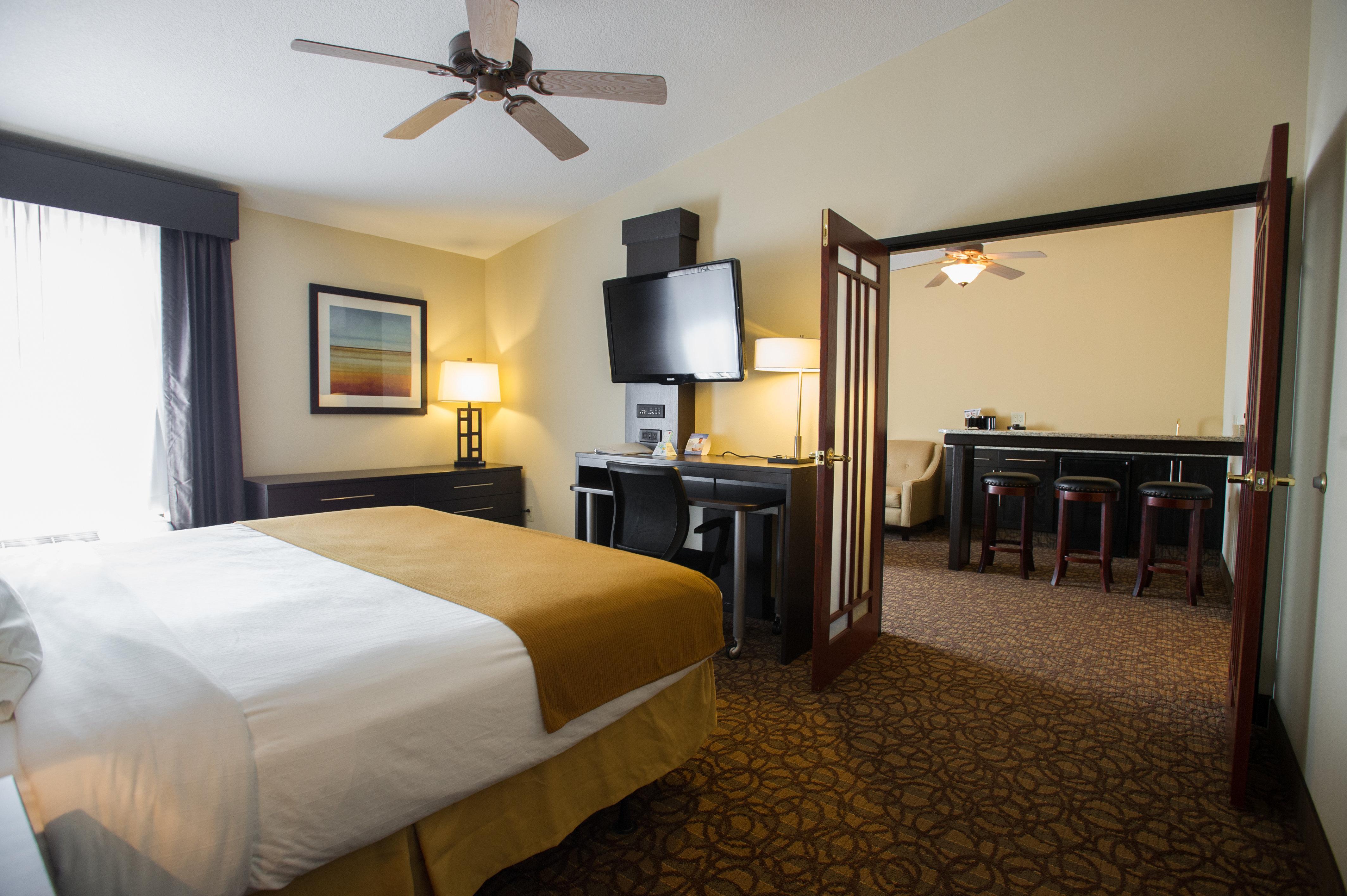 Holiday Inn Express & Suites Topeka West I-70 Wanamaker By Ihg Exterior photo