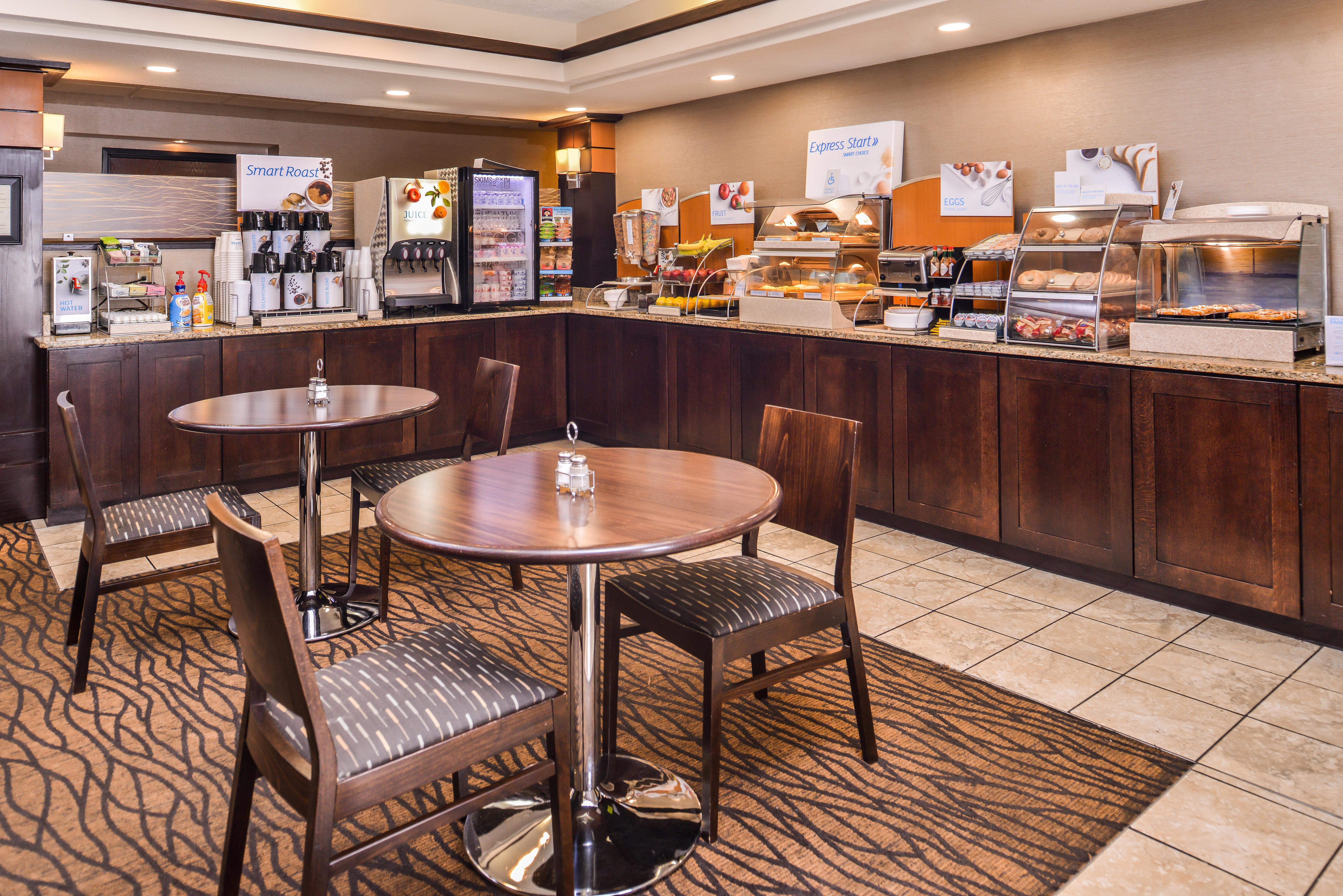 Holiday Inn Express & Suites Topeka West I-70 Wanamaker By Ihg Exterior photo