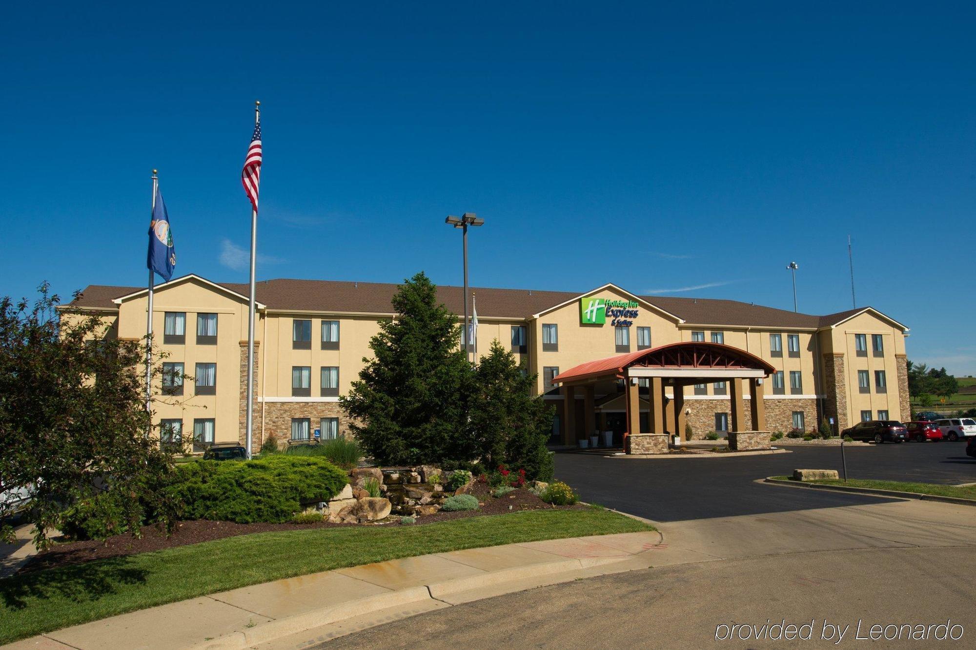 Holiday Inn Express & Suites Topeka West I-70 Wanamaker By Ihg Exterior photo